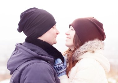 İki kış parkı içinde gülümseyen genç