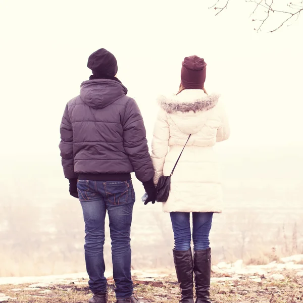 Pareja joven caminando en el parque de invierno —  Fotos de Stock