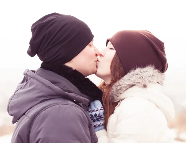 Young couple kissing on nature — Stock Photo, Image