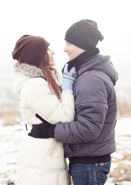Junges Paar im Winterpark — Stockfoto