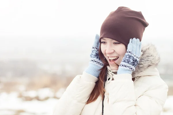 Šťastná dívka v zimě oboru — Stock fotografie
