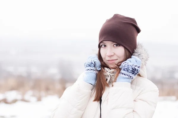 美丽的女孩在冬天的旷野 — 图库照片