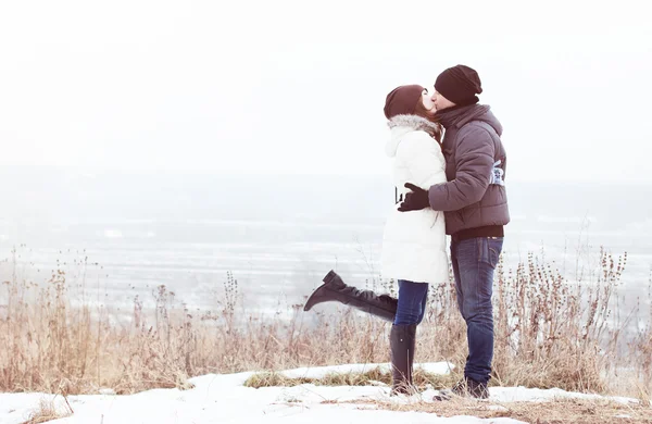 Junges Paar küsst sich auf die Natur — Stockfoto