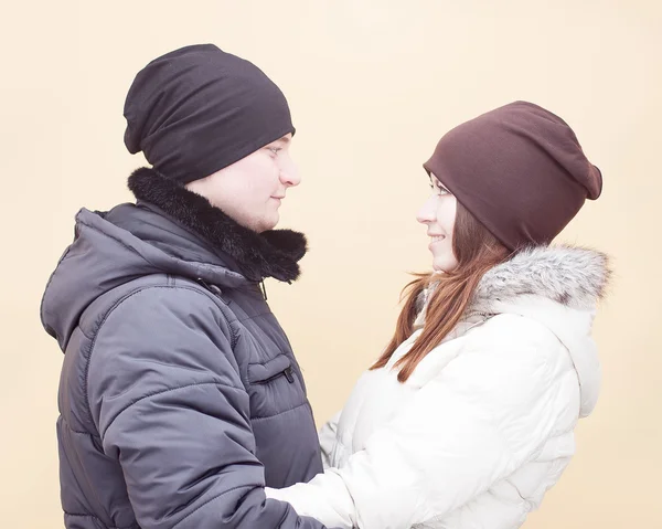 Jong koppel op zoek naar elkaar in de winter — Stockfoto