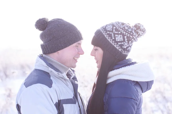 Pareja feliz sonriendo en invierno — Foto de Stock