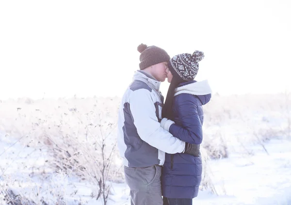 Jovem casal beijando na natureza no inverno — Fotografia de Stock