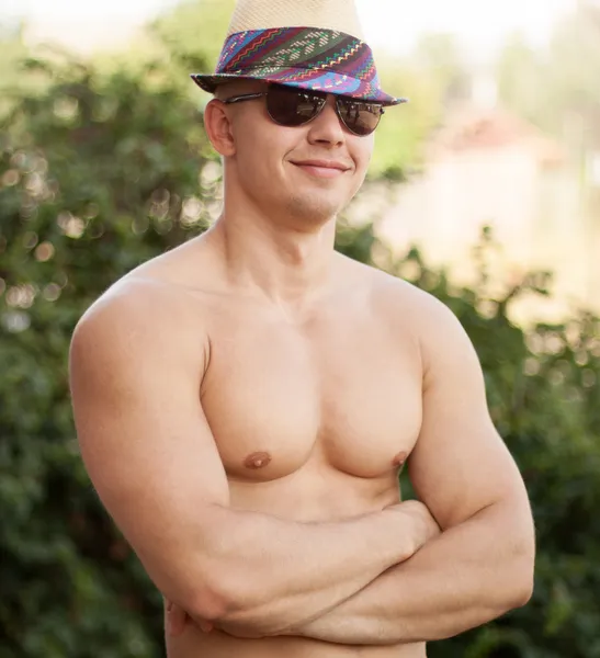 Culturista feliz en un sombrero —  Fotos de Stock