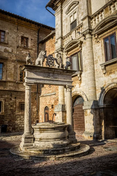 Gamla bra på torget piazza grande i montepulciano, Toscana — Stockfoto