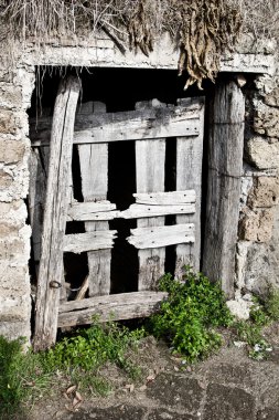 mahzeni (calcata, İtalya şehir dışında ahşap kapı).