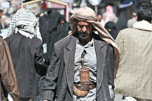 Man met janbiya in de oude stad van sanaa (Jemen). — Stockfoto