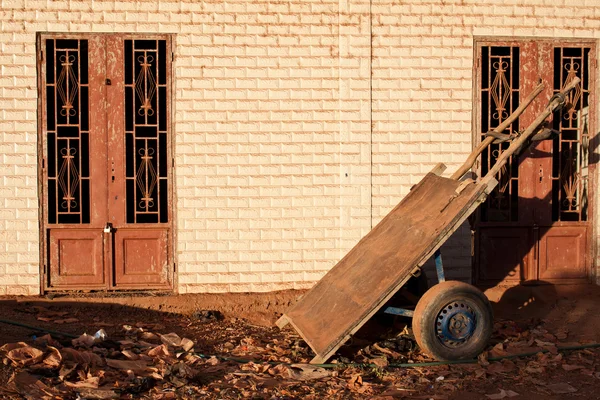 Carrinho de mão humilde estacionado — Fotografia de Stock