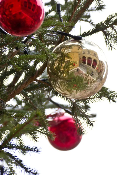 Palle di Natale riflettono la piazza circostante . — Foto Stock