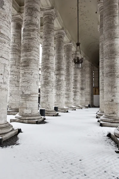 Colonnade with snow in St. Peter's Basilica (Basilica di San Pie — Stock Photo, Image