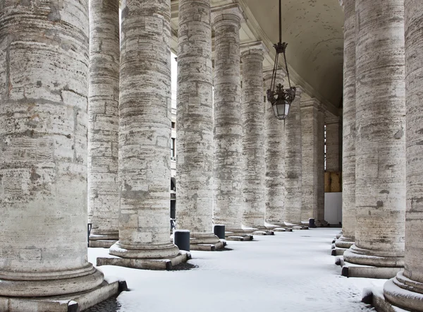 Colonnade with snow in St. Peter's Basilica (Basilica di San Pie — Stock Photo, Image