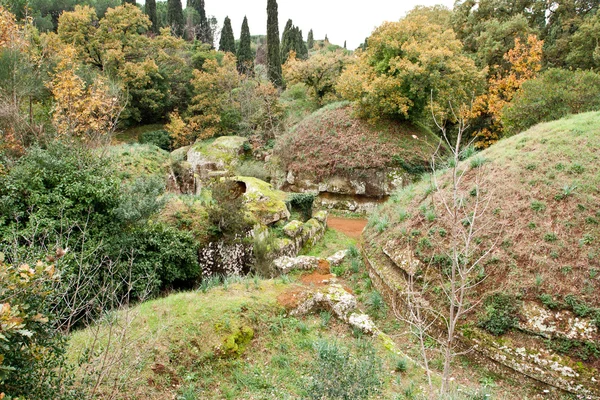 Tumbas circulares en la necrópolis etrusca de Cerveteri Fotos De Stock Sin Royalties Gratis