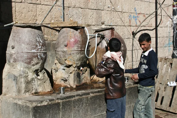 Public fountains in the old town of Sanaa (Yemen). — Stock Photo, Image