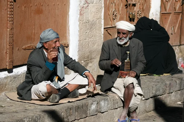 People in the old town of Sanaa (Yemen). — Stock Photo, Image