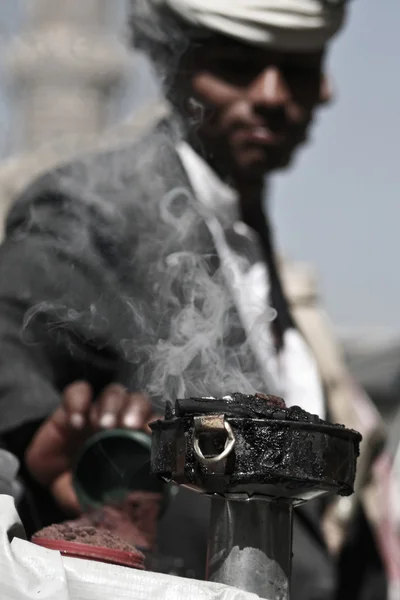 Seller of incense in Sanaa (Yemen). — Stock Photo, Image