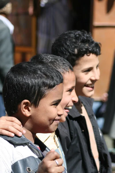 Kinderen in de oude stad van sanaa (Jemen). — Stockfoto