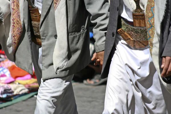 Men with janbiya in the old town of Sanaa (Yemen). — Stock Photo, Image