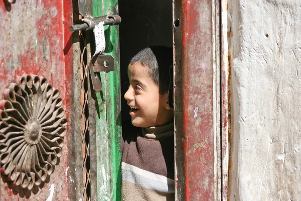 Kind op de stoep in de oude stad van sanaa (Jemen). — Stockfoto