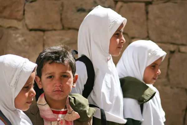 Crianças na cidade velha de Sanaa (Iêmen ). — Fotografia de Stock