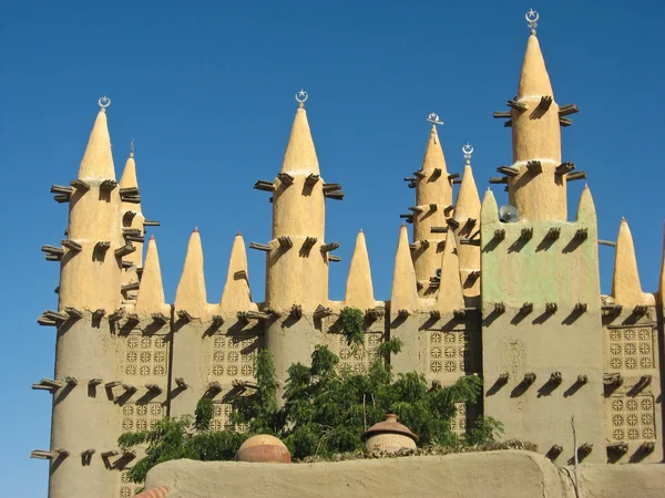 Moschee aus Lehmziegeln in saba (mali)). — Stockfoto