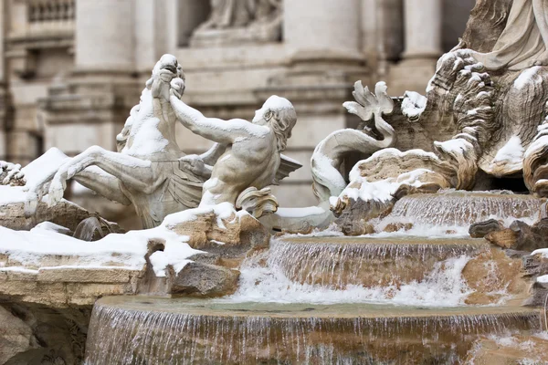 Trevifontenens detaljer i Roma . – stockfoto