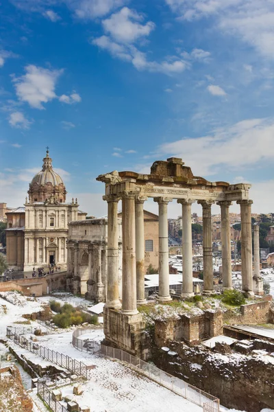 El Templo de Saturno y los otros monumentos del Foro Romano . —  Fotos de Stock