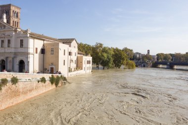 Tiber Adası ve su dolu tiber, Roma, İtalya