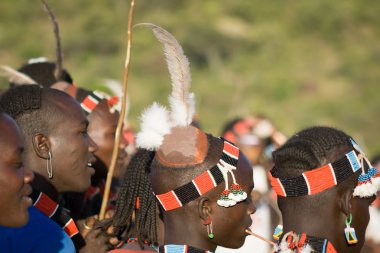 Tören atlama boğa içinde geleneksel kostümler giymiş çocuklar, 