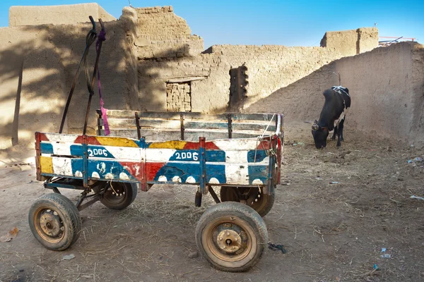 Humble colored wagon parked, Djenné — стокове фото