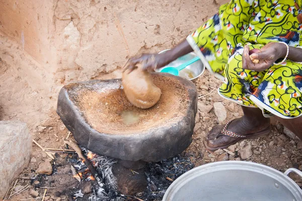 Mulher Dogon preparando alimentos usando pasta de amendoim, Mali, África . — Fotografia de Stock