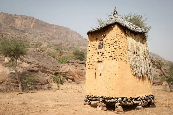 Graanschuur in een dogon dorp, mali, Afrika. — Stockfoto