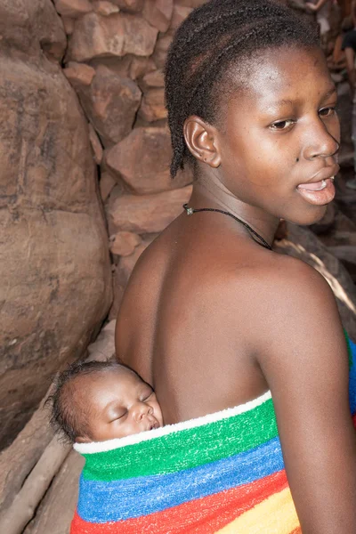 Jonge moeder met baby. — Stockfoto