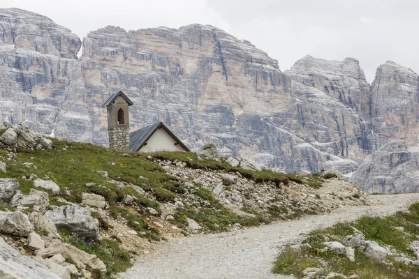 Mountain trail in the Tre Cime di Lavaredo, Dolomites, Italy. — Stock Photo, Image