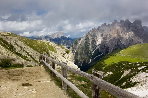 山道、ドロミテ、イタリア. — ストック写真