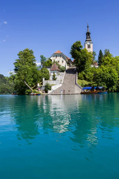 Bled eiland met haar steile trap, lake bled, Slovenië. — Stockfoto