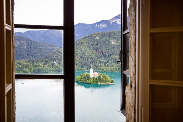 Weergave van bled eiland van bled kasteel, lake bled, Slovenië. — Stockfoto