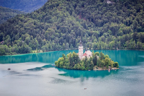 Weergave van bled eiland van bled kasteel, lake bled, Slovenië. — Stockfoto