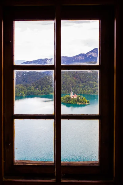Weergave van bled eiland van bled kasteel, lake bled, Slovenië. — Stockfoto