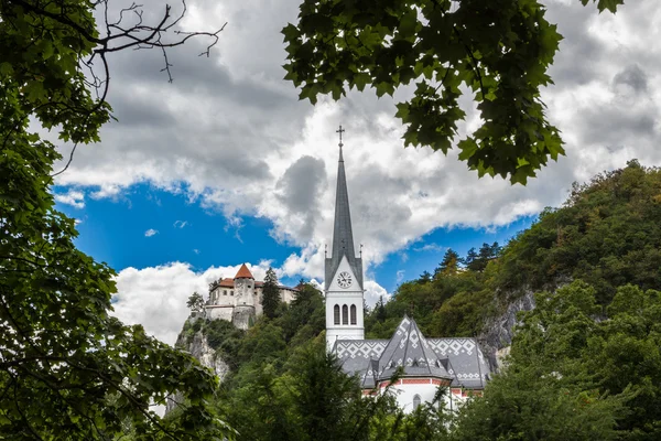 Kerk van St. Martin en Bled Castle, Bled, Slovenië. — Stockfoto