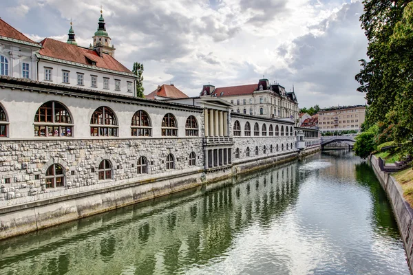 Central Market in ljubljana overlooking the canal, Ljubljana, Sl — Stock Photo, Image