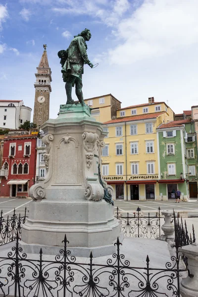 Estatua de Giuseppe Tartini en la plaza Tartini, la más grande y principal —  Fotos de Stock