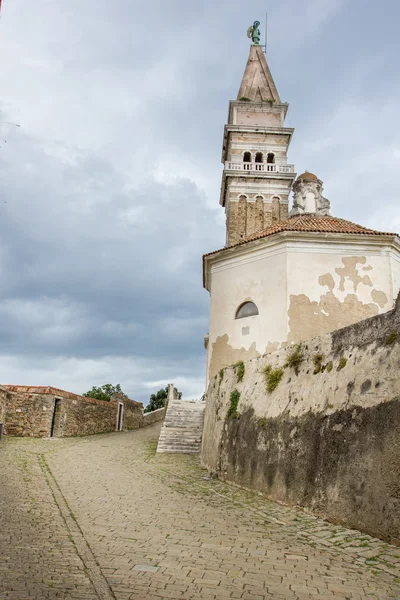 Vicolo vicino alla chiesa parrocchiale di San Giorgio a Pirano, Slovenia — Foto Stock