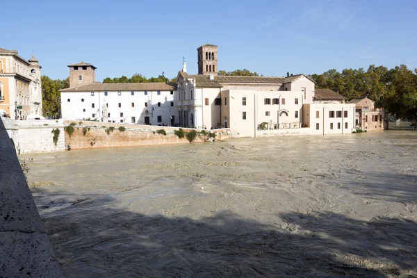 Tibern ön och en översvämmad Tibern, Rom, Italien — Stockfoto