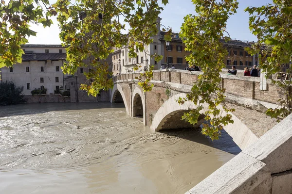 Pons Fabricius y un Tíber inundado, Roma, Italia — Foto de Stock