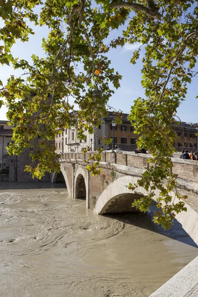 Pons Fabricius y un Tíber inundado, Roma, Italia — Foto de Stock