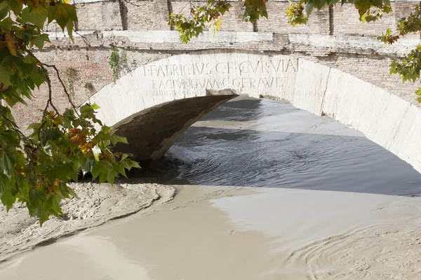 Detalles de Pons Fabricius y un Tíber inundado, Roma, Italia — Foto de Stock