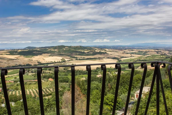 Utsikt över den toskanska landsbygden från en balkong i Montepulciano — Stockfoto